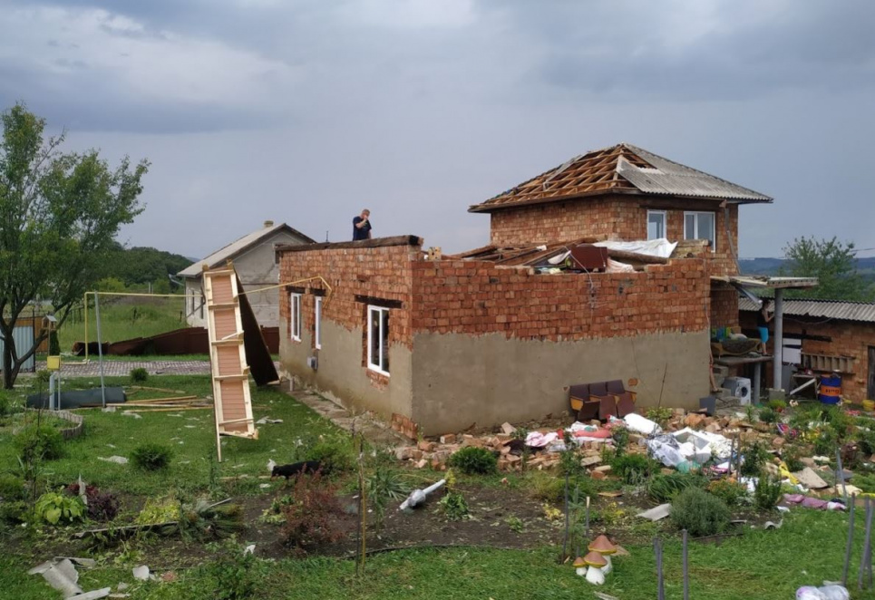 На Буковині шквал зірвав дахи з 40 будинків (фото) Фото storozhynets.info