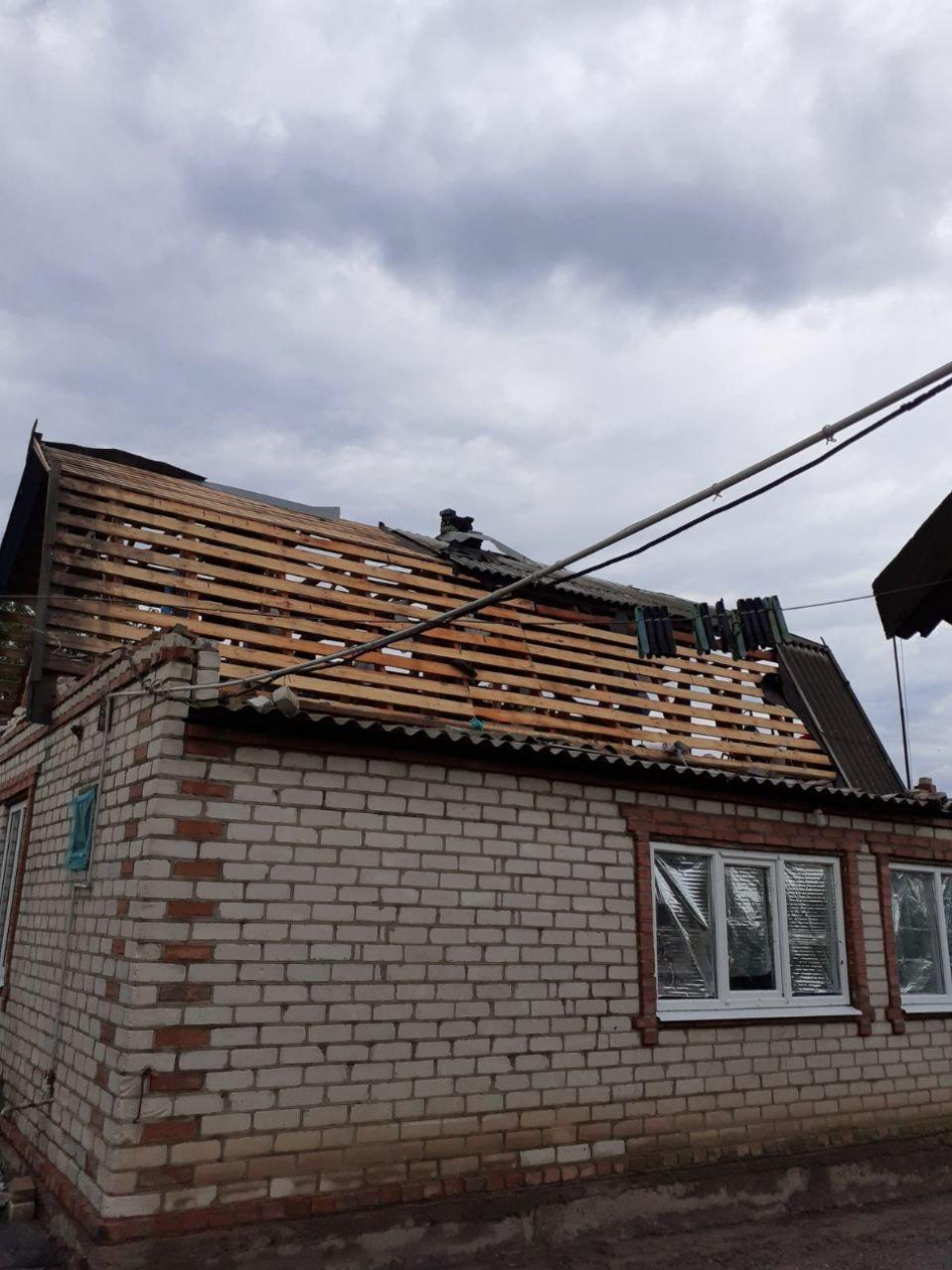 Буревій зірвав дах лікарні на очах у наляканих людей (відео, фото)