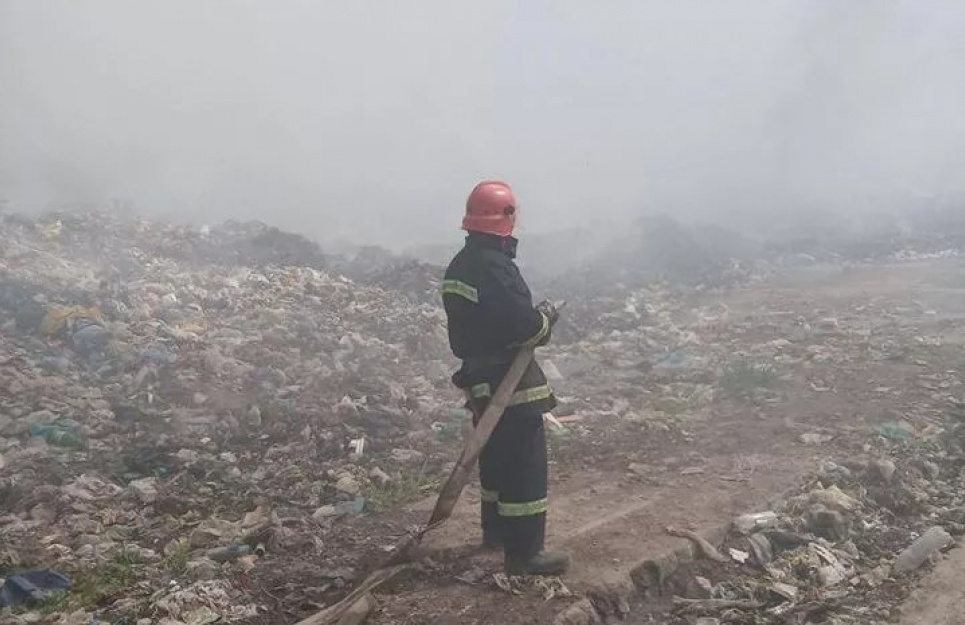 На Полтавщине пылает мусорный полигон