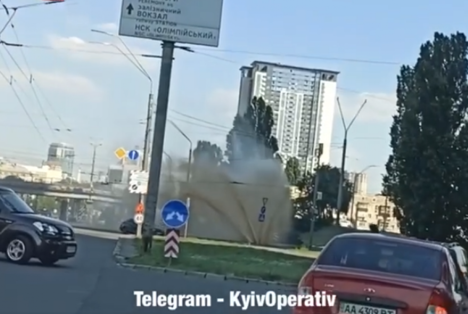 У Києві забив 10 метровий гейзер (відео)