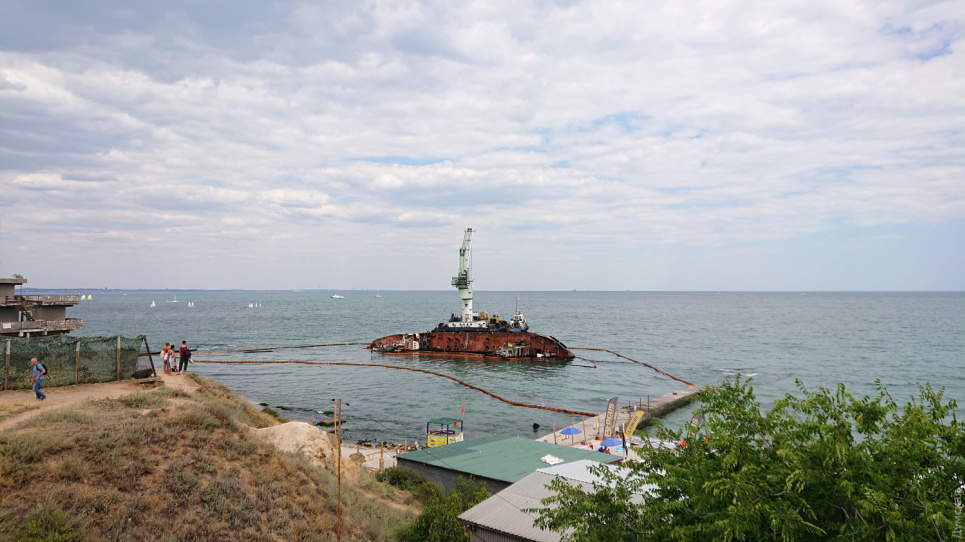 Біля затонулого в Одесі танкера «Делфі» поновили роботи: як підніматимуть судно Фото: "Думская"