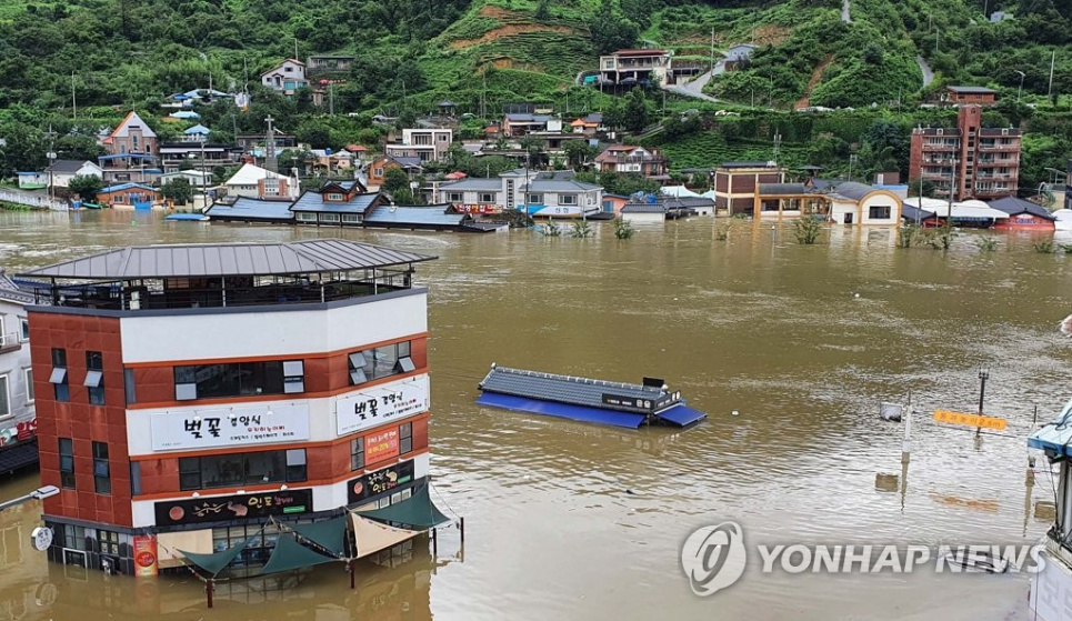 У Південній Кореї — руйнівні зливи, загинула 31 людина (фото) Всі фото Yonhap