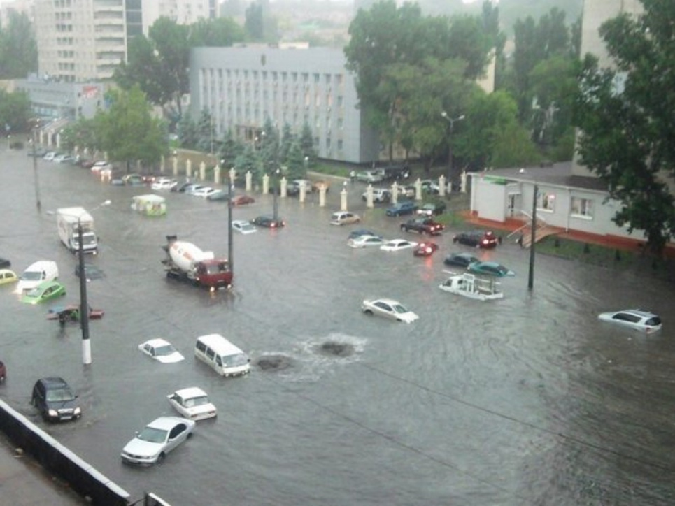 Одесу затопило — на сходах водоспади й на пляжі прорвало каналізацію (відео) Фото - Думская