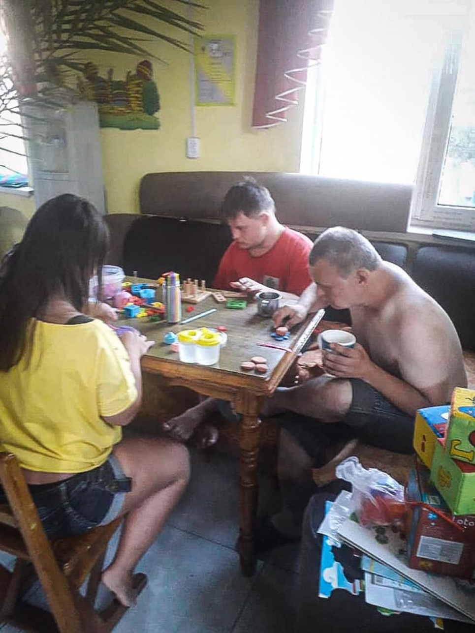 Родина медиків забрала до себе чоловіка, який 7 років жив у лікарні (відео, фото)