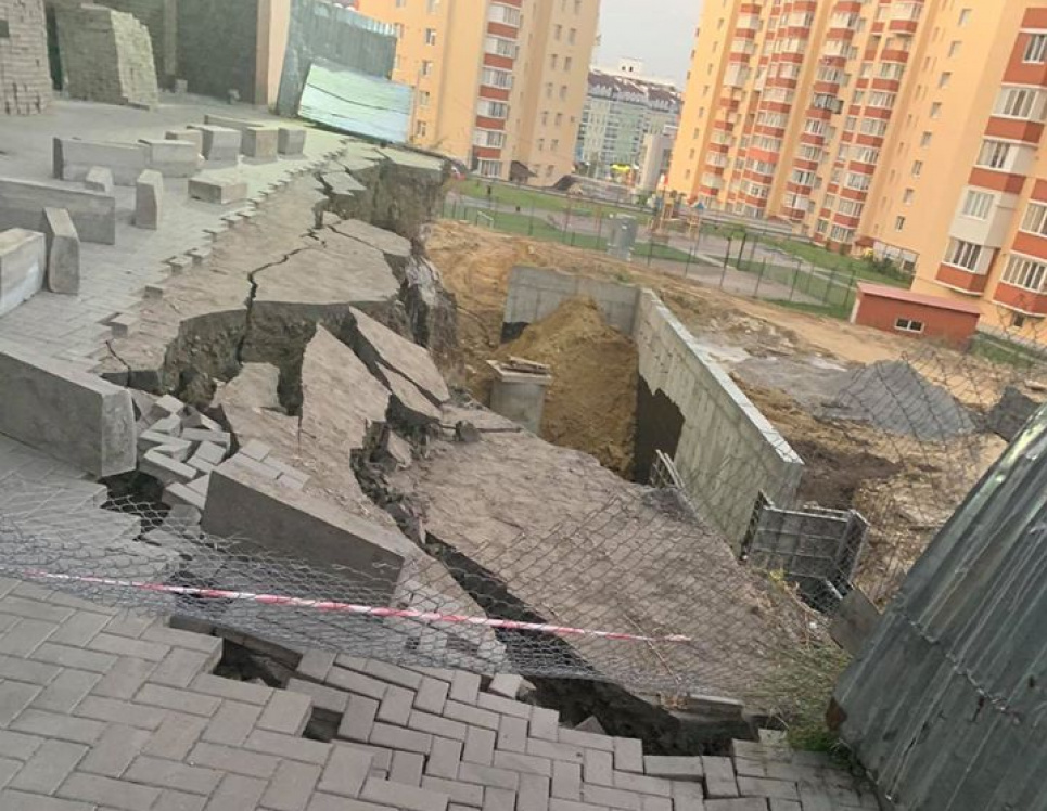 Під новою багатоповерхівкою утворилося величезне провалля (відео, фото)