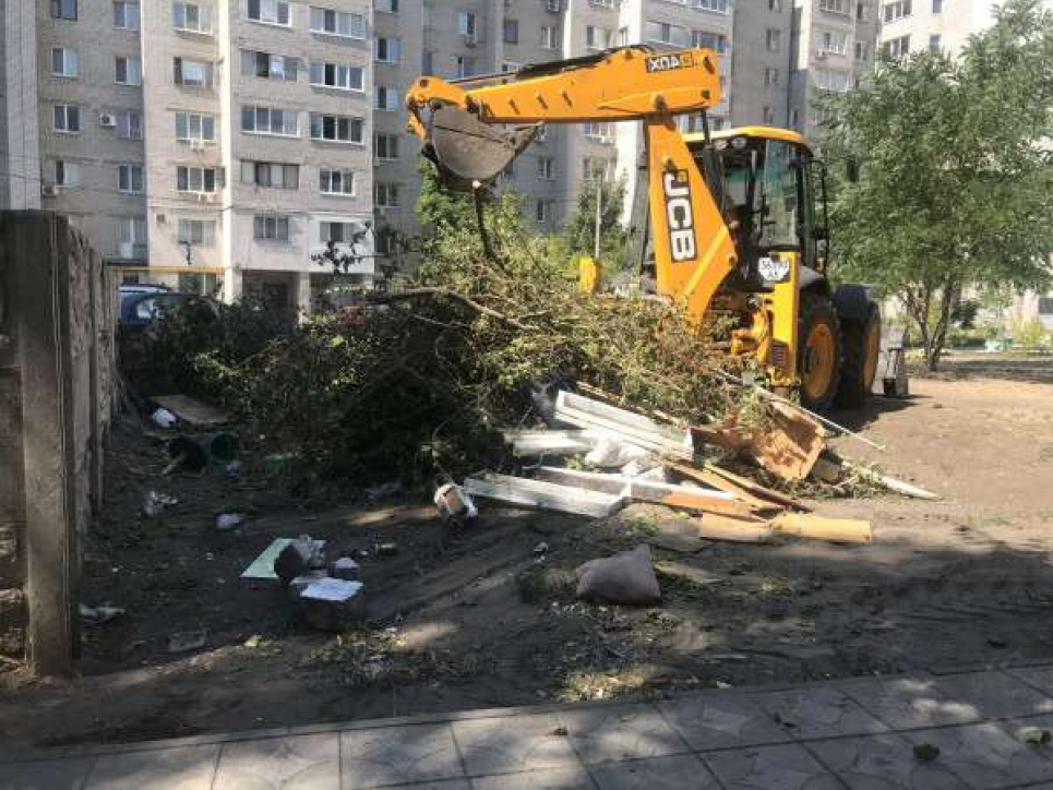 У Дніпрі люди влаштували сміттєзвалище у власному дворі (відео) Фото - "Днепр Оперативный"