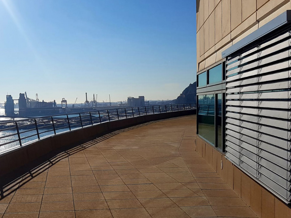 Жалюзі SolarGaps, встановленні в Порту Барселони, Іспанія