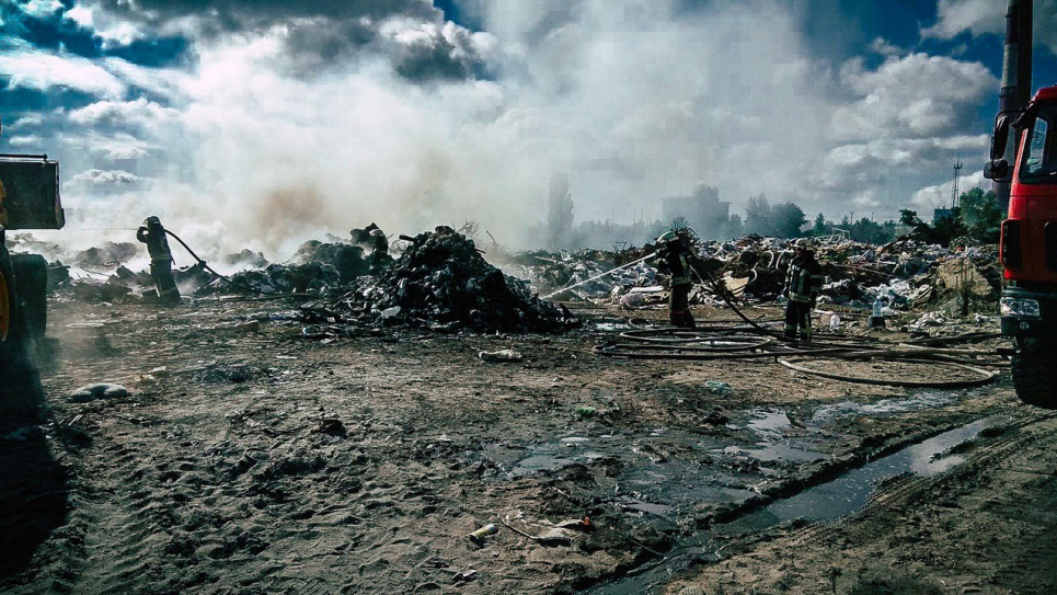 Рятувальники гасять пожежу на сміттєзвалищі у Києві. Фото ДСНС