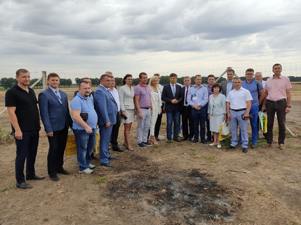 «Картопляний блокчейн»: в Мінекономіки всерйоз взялися за овоч Учасники "Картопляного блокчейну-2020". У масці - заступник міністра Тарас Висоцький