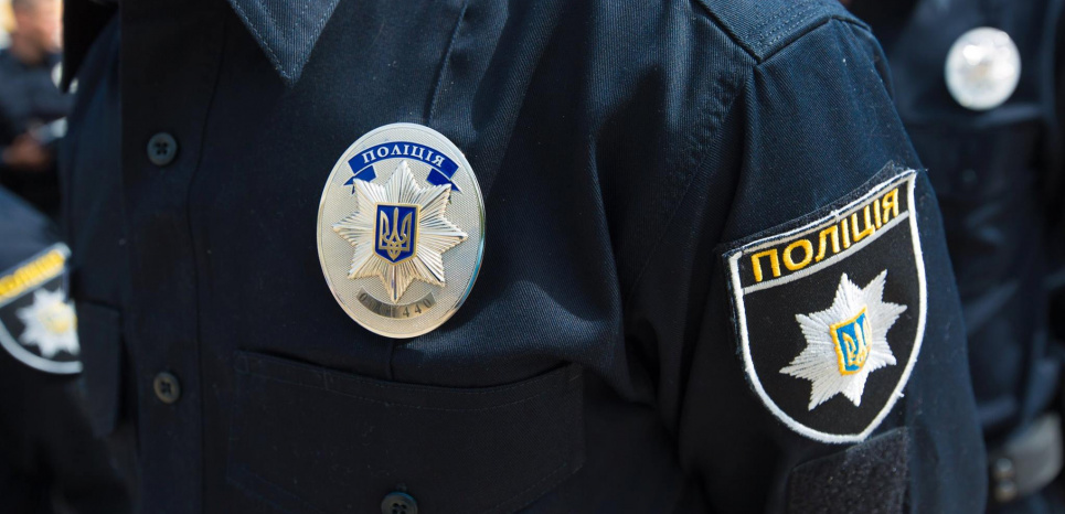 Горе-мати залишила немовля в колясці в парку і пішла додому