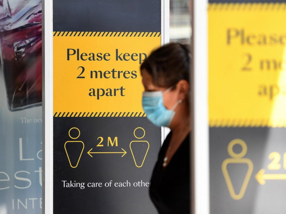 Дистанція у 2 метри не рятує від COVID-19 — експерти Фото - EPA