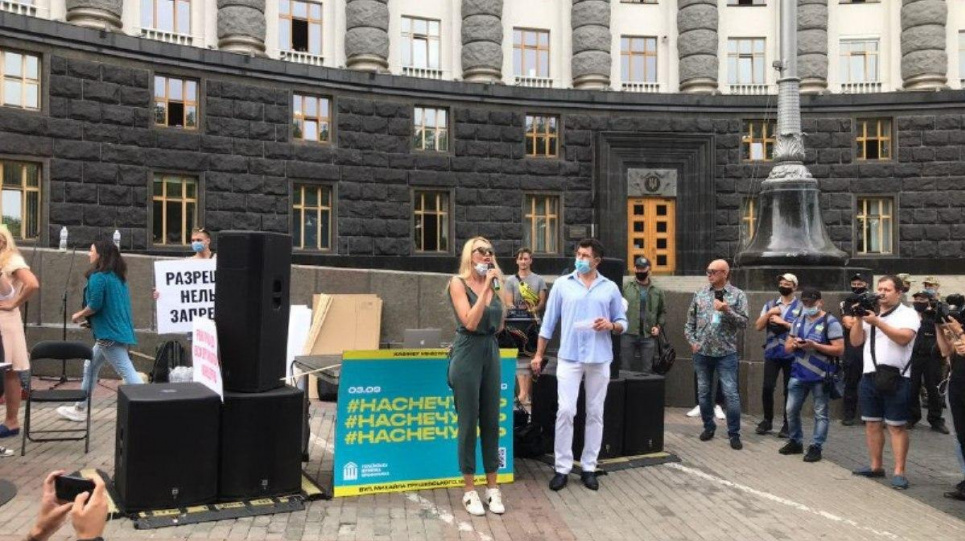 Під Кабміном артисти мітингують проти несправедливого карантину Фото: телеграм-канал "Київ Зараз"