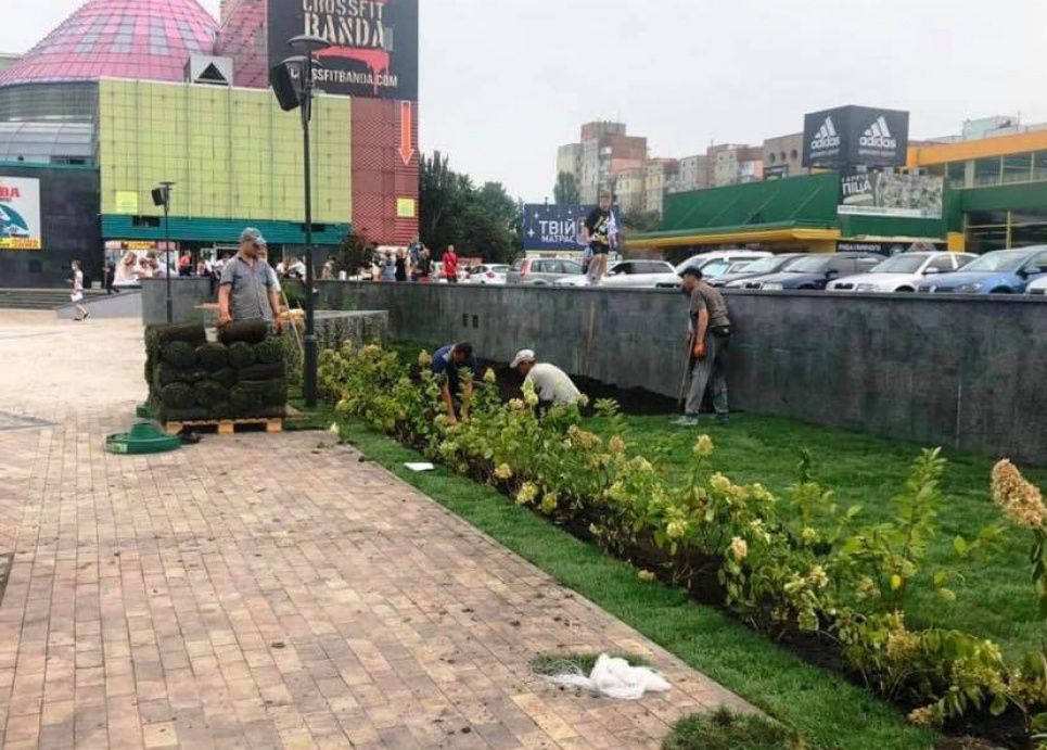 Комунальники "причесали" Оболонську площу