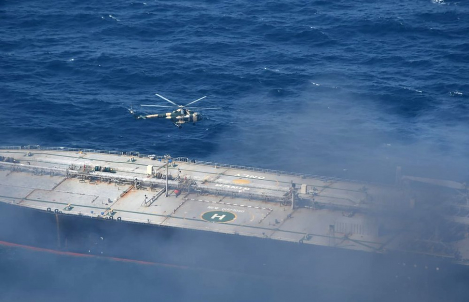 У водах Шрі-Ланки четвертий день палає танкер з нафтою (Фото - EPA - Sri Lanka Air Force Media)