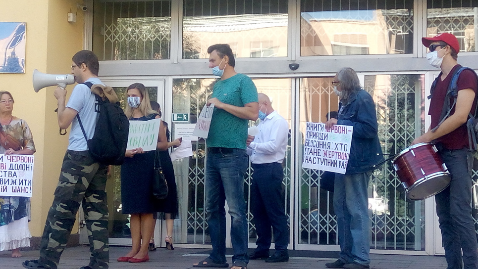 Ревізія Червоної книги призведе до знищення степів і розквіту браконьєрства – Іван Парнікоза (відео) Екоактивісти пікетують Міндовкілля: вимагають "не дерибанити" Червону книгу
Виключення ковили з Червоної книги призведе до знищення решток українських степів. Фото Олега Листопада