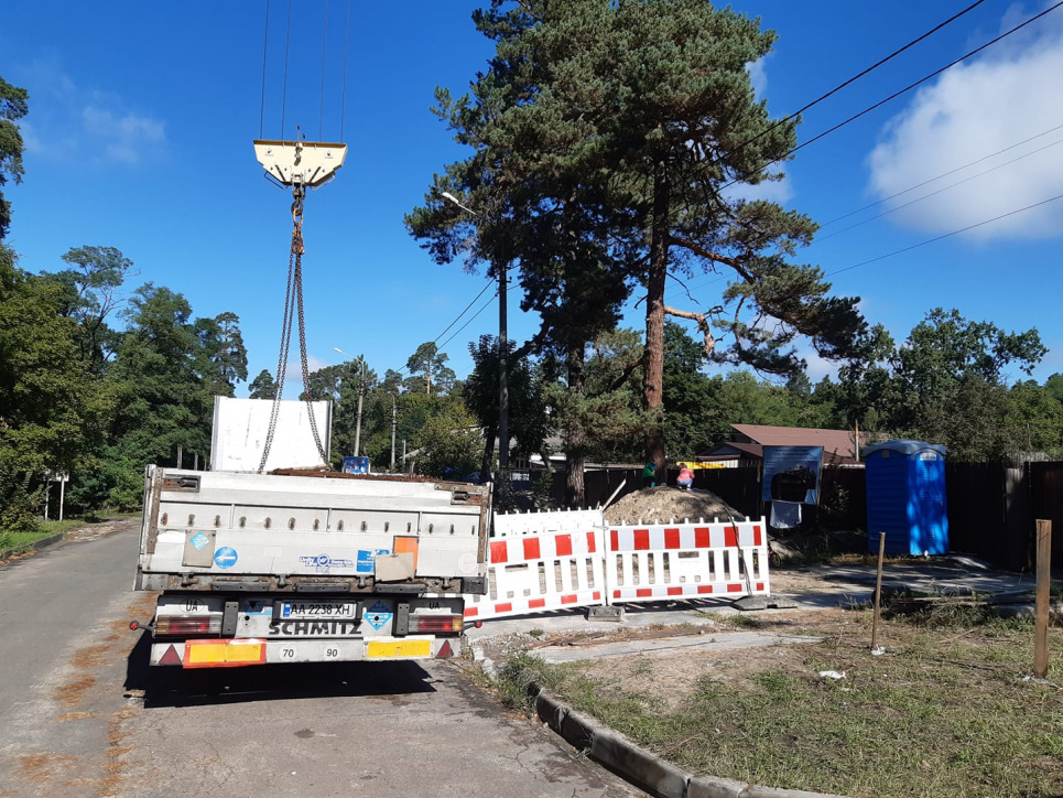 Біля скандального будівництва у Пущі з'явилися "тітушки" (відео) facebook ГО "Київська Пуща"