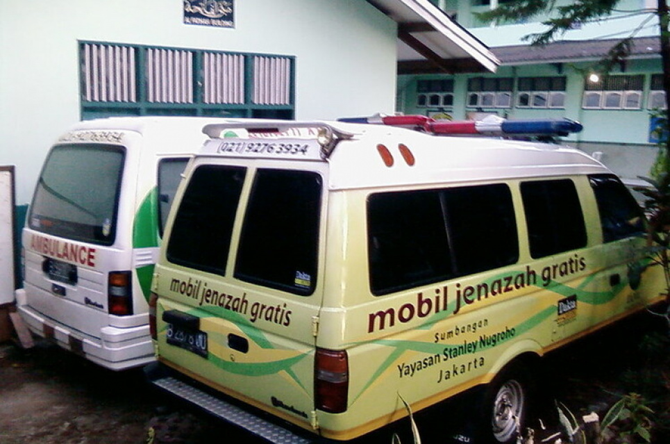 В Індонезії порушників карантину кладуть у домовини і сварять у катафалках