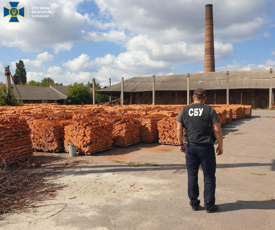 В Хмільнику незаконно копали глину для цегли - встигли зліпити 500 тисяч штук Фото Служби Безпеки України