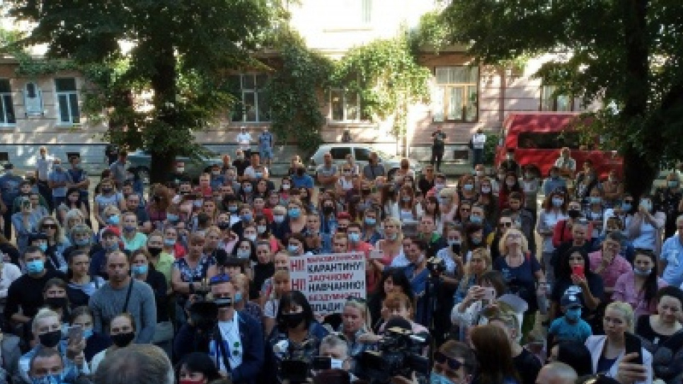 Батьки, які проти карантину в школах, заштовхали очільника Чернівецької ОДА (відео, фото) Всі фото: "Молодий буковинець"