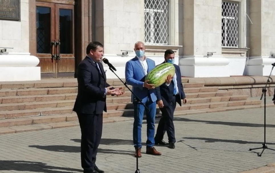 Українському прем'єру подарували найбільший кавун Херсонщини (фото) Фото - Укрінформ