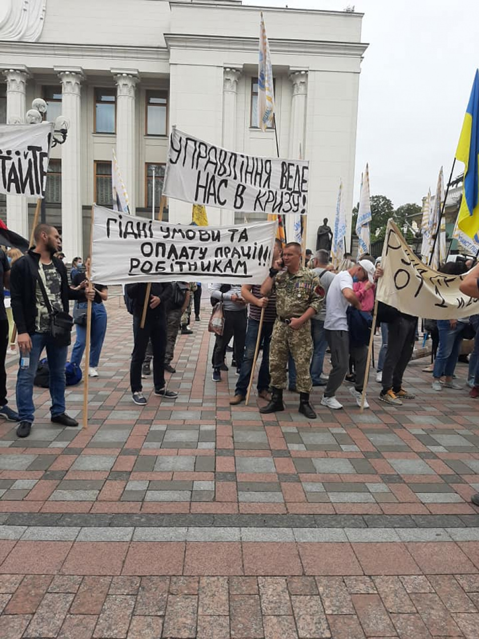 Криворожские шахтеры пришли под Раду, бессрочно Фото Укринформ