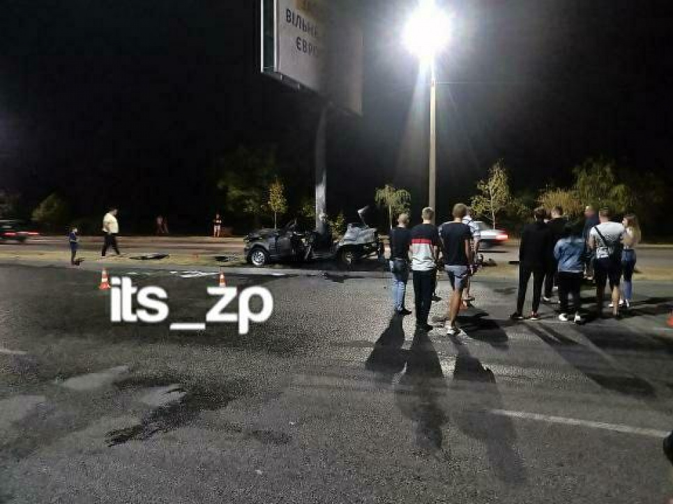 У Запоріжжі троє людей згоріли живцем в машині (відео 18+)