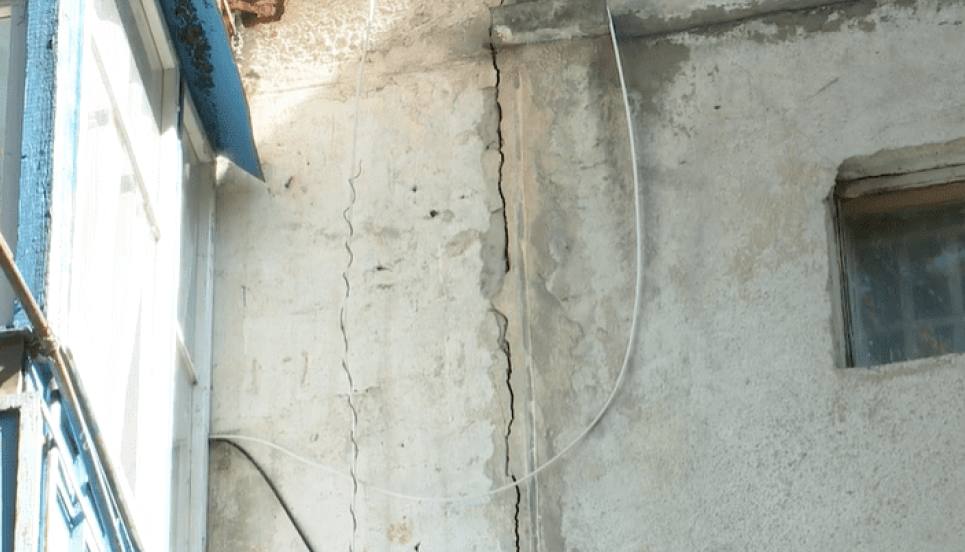 На Закарпатті от-от впаде багатоповерхівка (відео)