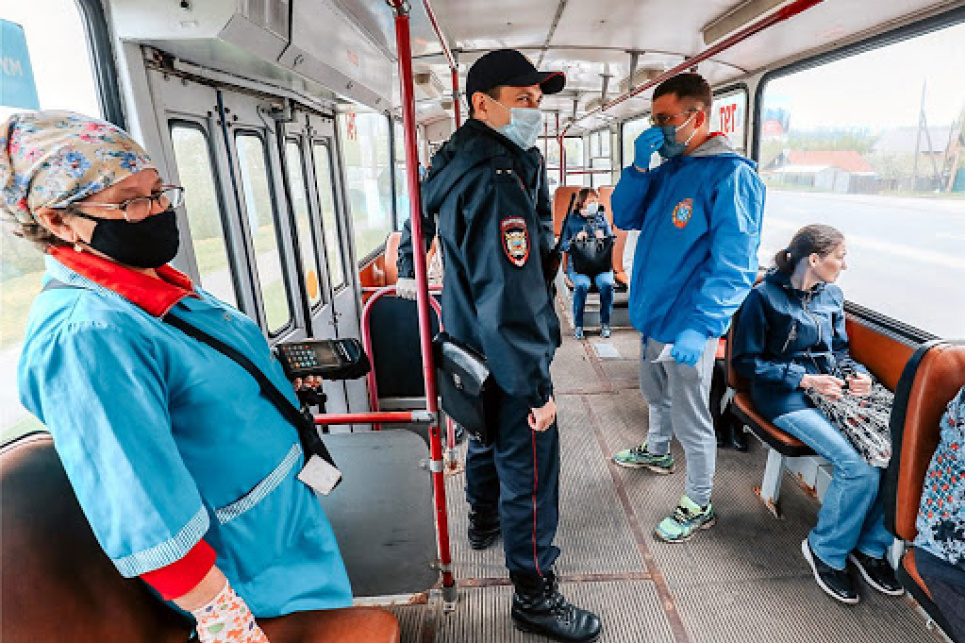 Пасажирка відгамселила кондукторку тролейбуса через питання про маску (відео)