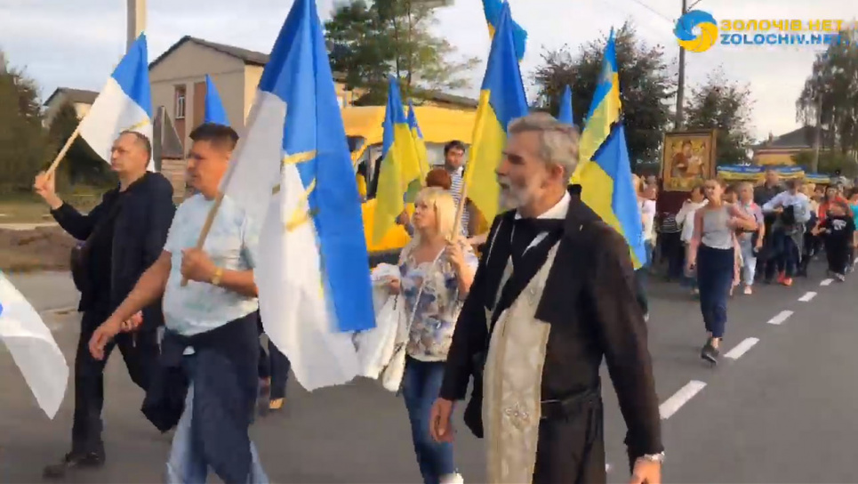 Начхали на карантин: на Львівщині паломники провели багатолюдну ходу без масок (відео)