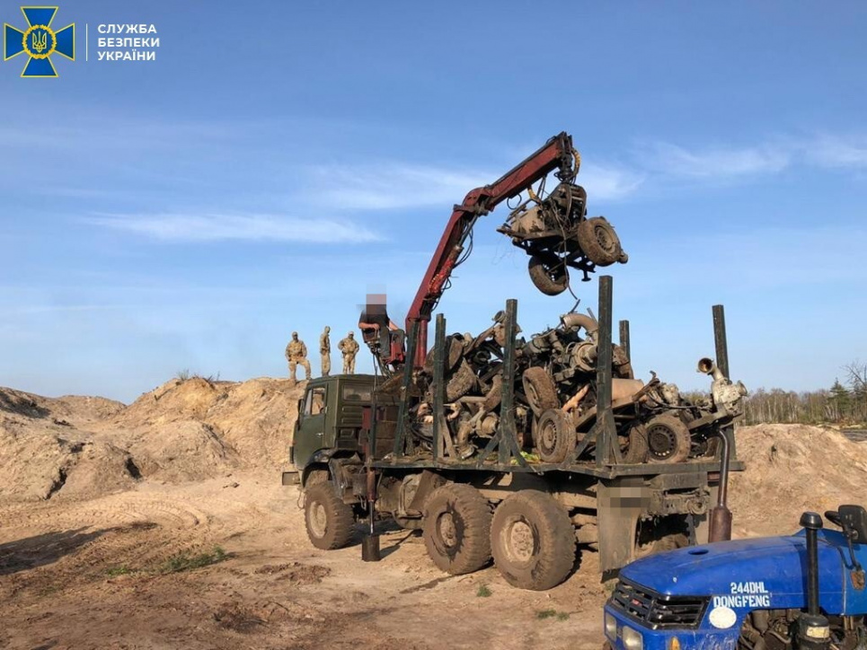 На Рівненщині піймали "чорних копачів" бурштину. Люди билися за них з СБУ (відео)