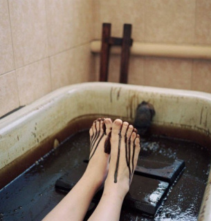 На Нивках з кранів тече чорна вода Фото ілюстративне