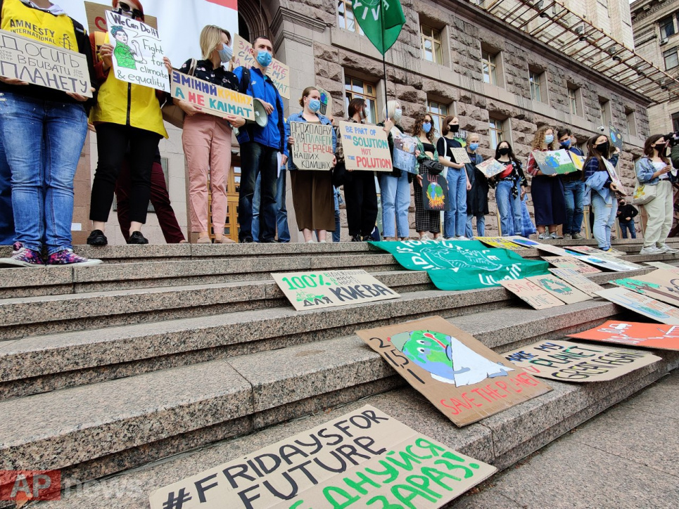 Активісти пікетували Київраду, вимагаючи вирішення кліматичних проблем (фото) Всі фото: AP news