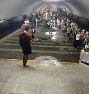У Києві злива затопила метро (відео)