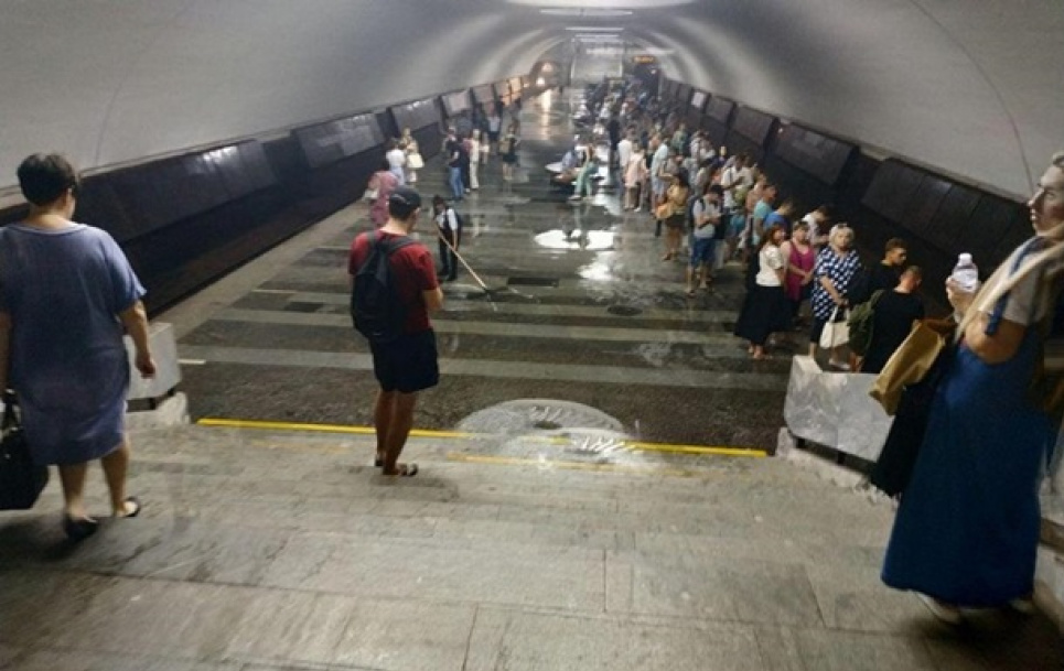 В Киеве ливень затопил метро (видео)