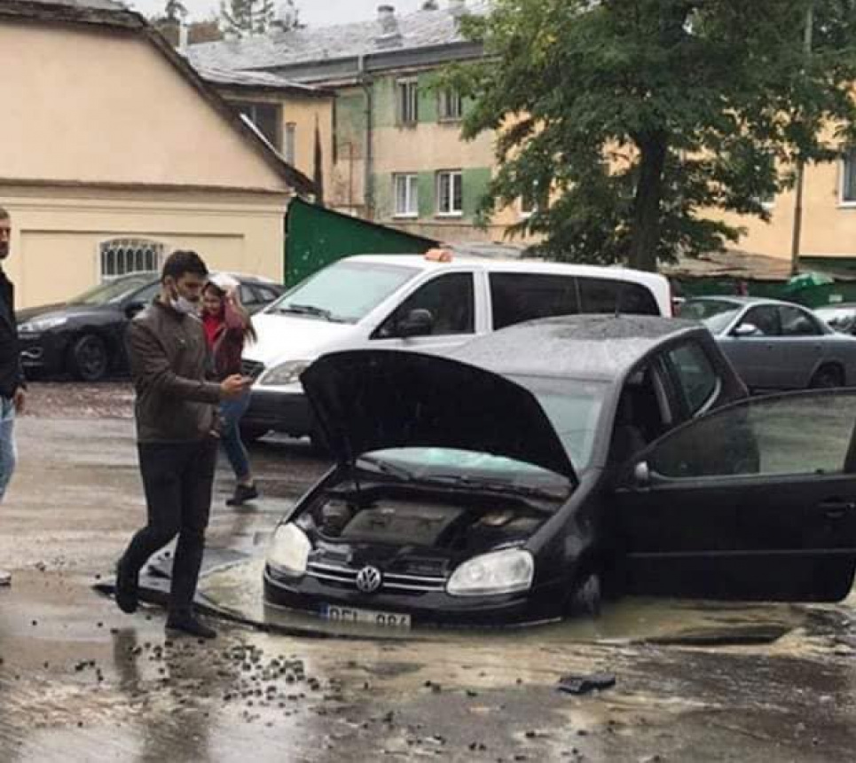 У центрі Львова автівка провалилась під асфальт (відео) Фото з соцмереж