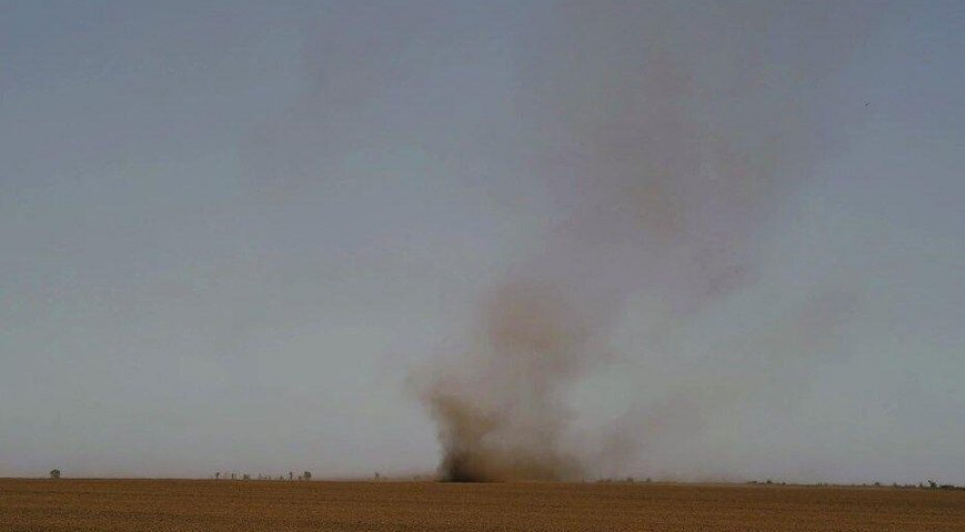 На Одещині помітили потужний вихор із пилюки