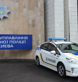 У Києві поліцейський врятував жінку в момент стрибка з балкона на 15-му поверсі (відео)
