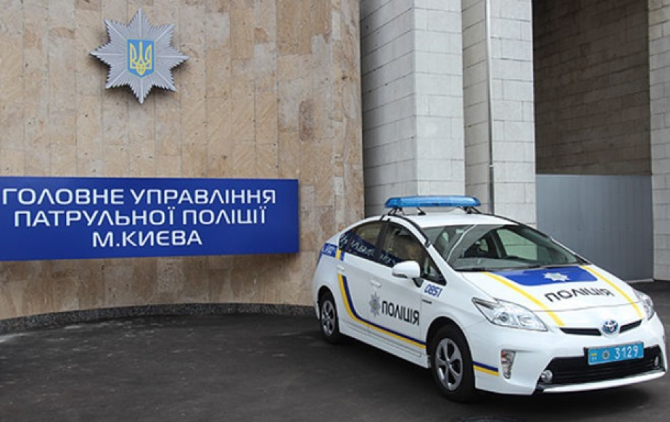 У Києві поліцейський врятував жінку в момент стрибка з балкона на 15-му поверсі (відео)