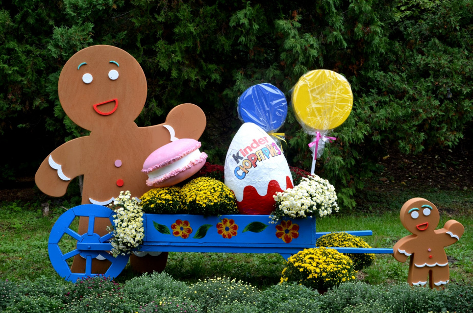 У столиці на газонах зацвіли шоколадки, макаруни та морозиво (фото) Всі фото: КО "Київзеленбуд"