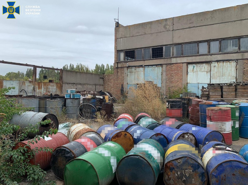 СБУ затримала злочинців, які зберігали токсичні відходи просто неба (фото)