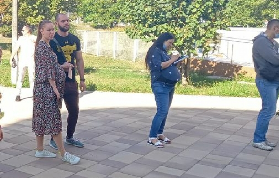 У столиці вагітні годинами стоять під пологовим у черзі, у дощ і вітер (фото) Фото з Фейсбуку А.Ром