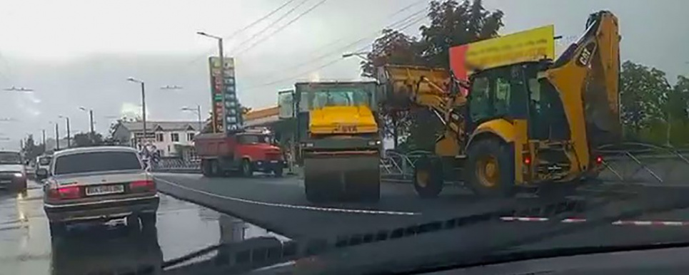 У дощ поклали, зі снігом зійде? Як у Кропивницькому асфальтують вулицю (відео)