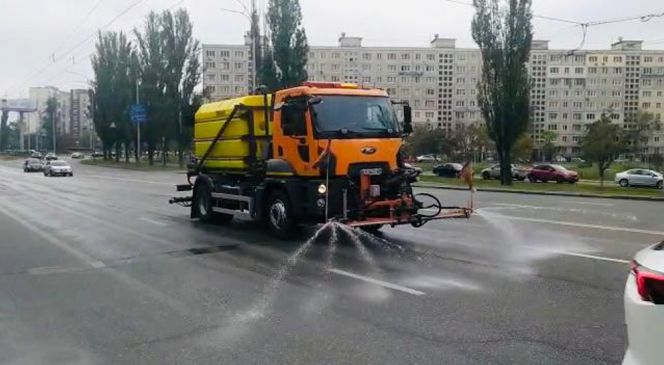 В Киеве дороги моют шампунем (видео)