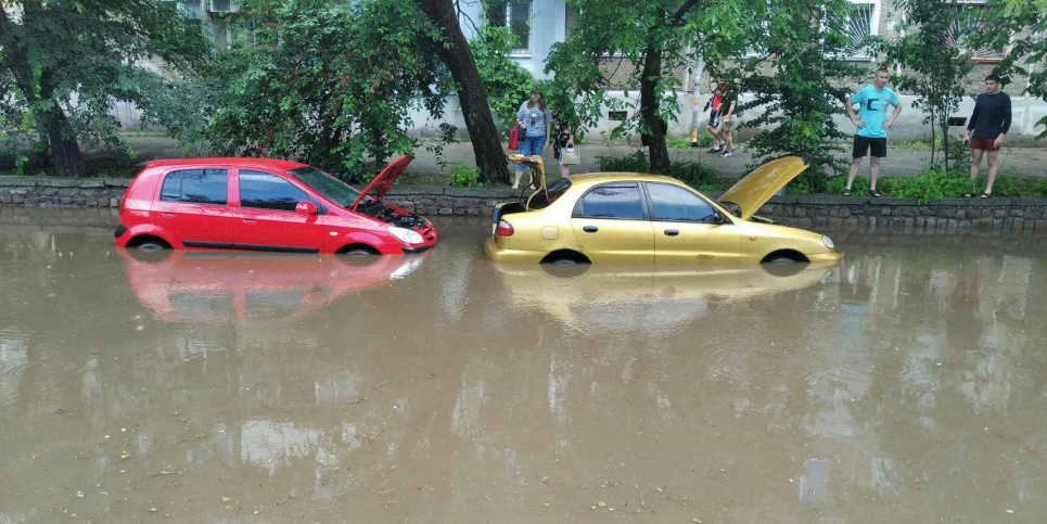 На Буковині в місті злива затопила вулиці та поглинула авто (відео)