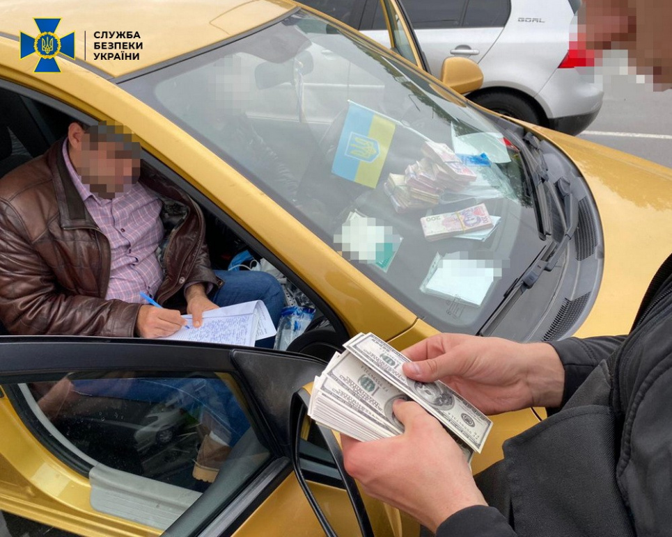 Працівника Столичного округу Держекоінспекції впіймали на хабарі у 20 тисяч доларів (фото)