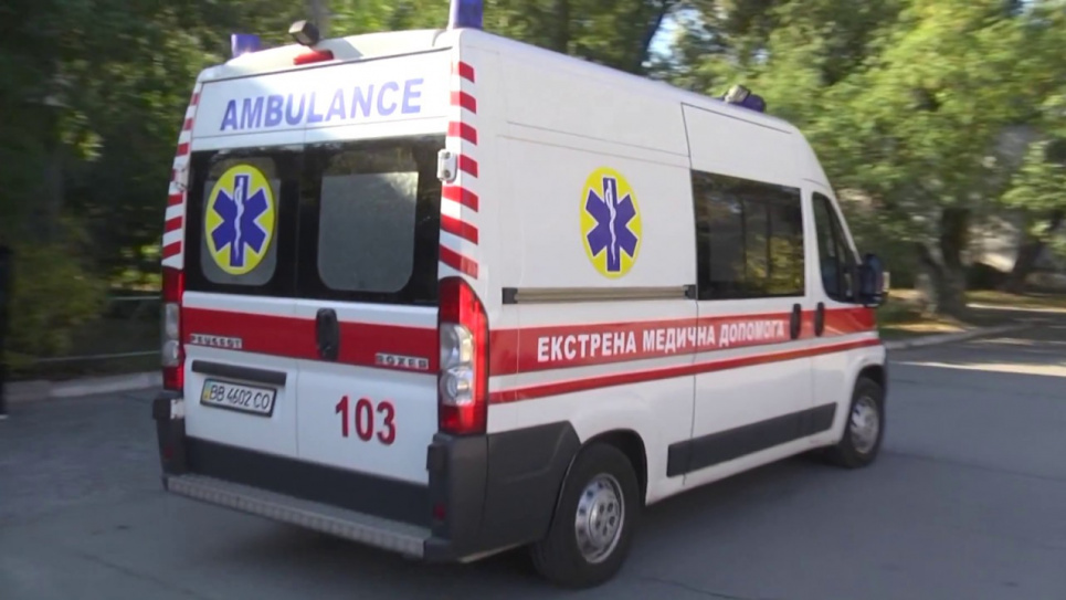 Біля столичної COVID-ної лікарні сьогодні було скупчення швидких (відео)