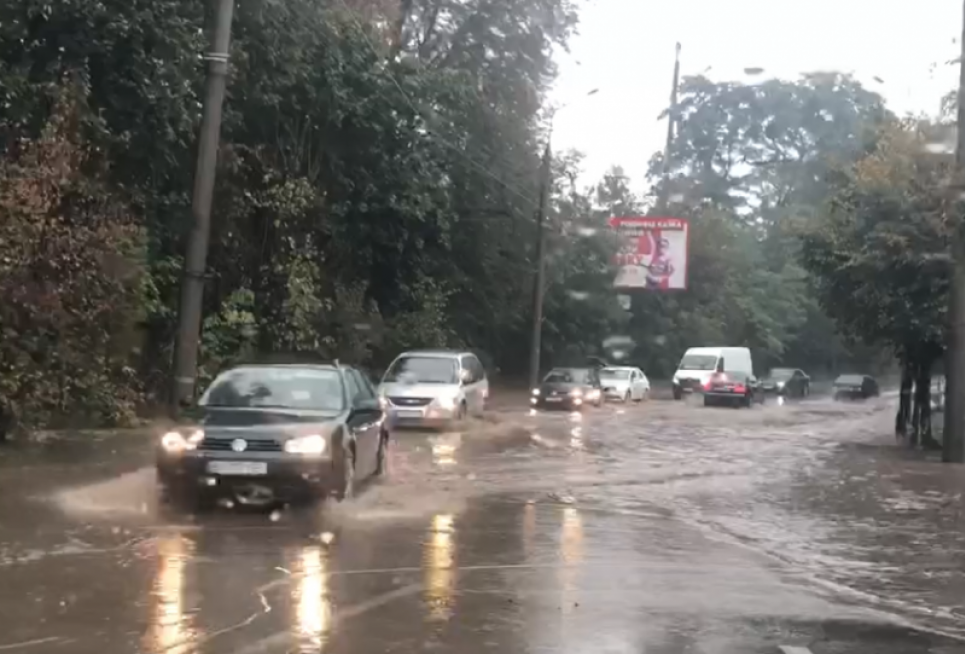 В Чернівцях злива перетворила вулиці на річки (відео) Фото - "Молодий Буковинець"
