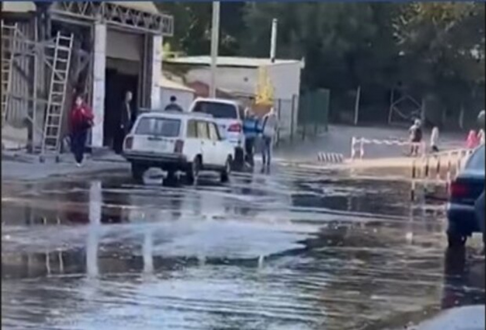 Вулиці Харкова перетворилися на річки через аварію на теплотрасі (відео)