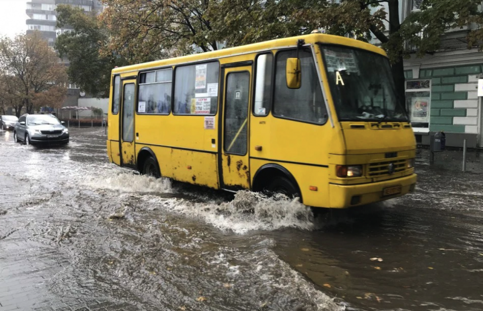 Дніпро пішов під воду й авто поплили (відео) Фото - open.tvmedia