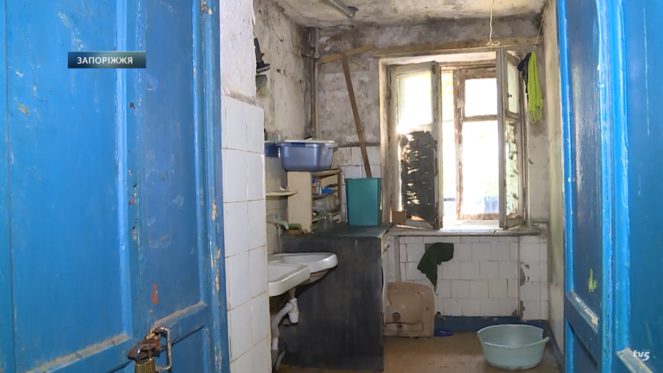 У гуртожитку в Запоріжжі вода та грибок знищують здоров'я людей (відео)